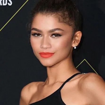 الممثلة العالمية زيندايا تتألق بمجوهرات من توقيع سعودي