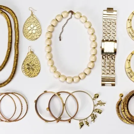 كيفية تنظيف الاكسسوارات من السواد؟