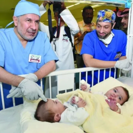 بالفيديو: نجاح عملية فصل التوأم السيامي الليبي في الرياض