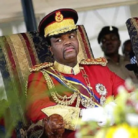 ملك يهدي زوجاته الـ 14 أسطولاً من سيارات "رولز رويس"