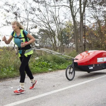 سبعينية تركض من إنكلترا إلى نيبال لهدف نبيل