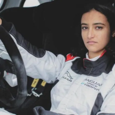 أول سائقة سعودية تنافس ضمن سلسلة سباقات دولية في الدرعية