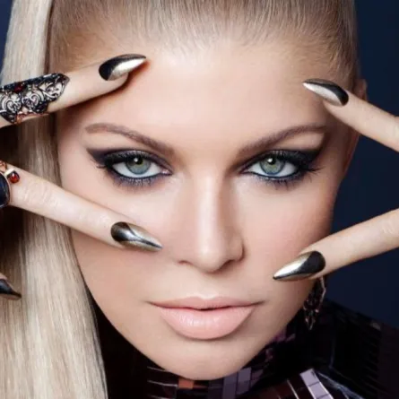 10 خيارات مثالية من المناكير لسهرة الاحتفال بنهاية العام