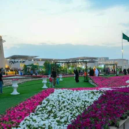 أمير الشرقية يوجِّه بتمديد فعاليات مهرجان الزهور بالقطيف حتى  السبت القادم