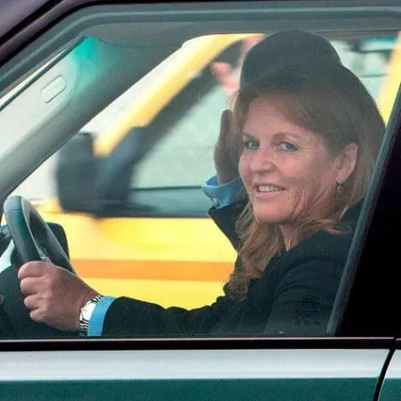 دوقة يورك سارة فيرغسون ترفض التخلي عن زوجها السابق الأمير أندرو في محنته