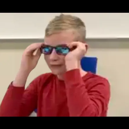 شاهدي.. طفل يرى الألوان للمرة الأولى في حياته