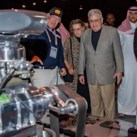 السفير الأمريكي يزور معرض السيارات في الجنادرية