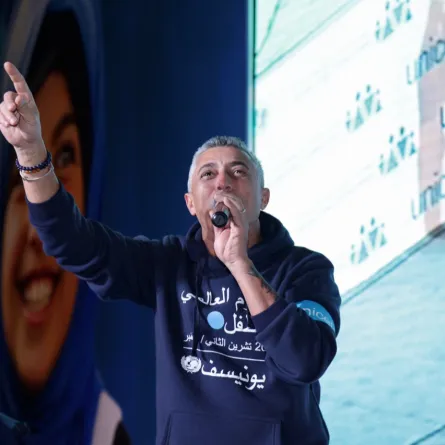 متبرعاً بأجره... عمر العبد اللات يحيي حفلاً باليوم العالمي للطفل برعاية اليونيسيف