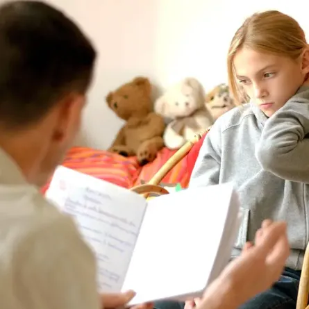 كيف أتعامل مع طفلي المتردد؟