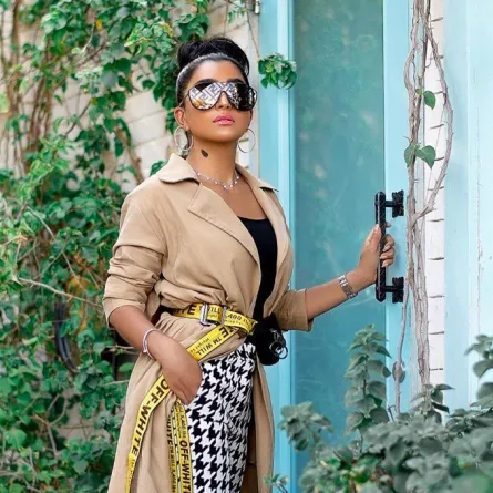 بثينة الرئيسي في الترانشكوت موضة هذا الموسم