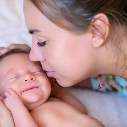 بداية الرضاعة وزمنها وعدد رضعات الطفل حديث الولادة