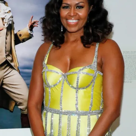 في آخر إطلالة لها ميشيل أوباما تتألق بفستان أصفر فاقع