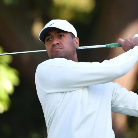 النجمان فيل ميكلسون وتوني فيناو يرفعان سقف المنافسة على لقب البطولة السعودية الدولية لمحترفي الجولف 