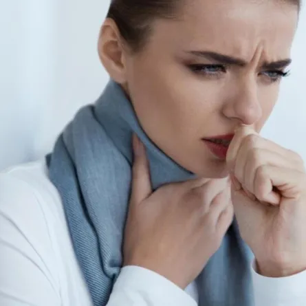 علاج السعال وتهدئته من دون شراب دوائي بـ 10 حلول