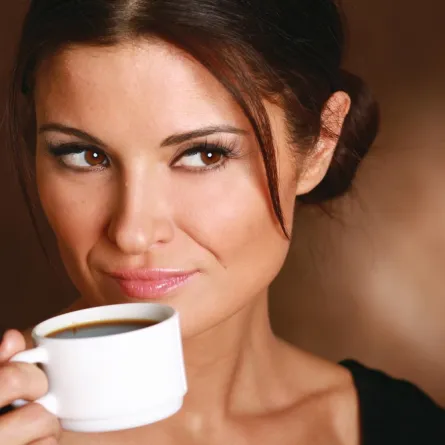 الأم المرضعة تتساءل: متى أشرب القهوة لأحمي رضيعي من الكافيين؟