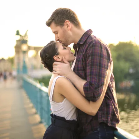 قبلات شريكك تفك شيفرة مشاعره