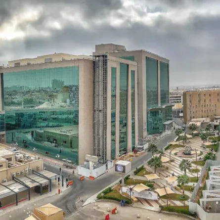 مدينة الملك سعود الطبية تنفي استقبالها لحالات مرضية بسبب السجائر الجديدة