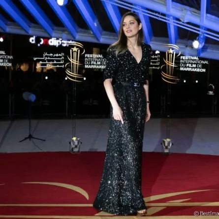 الممثلة الفرنسية ماريون كوتيار بإطلالة راقية في مهرجان مراكش السينمائي