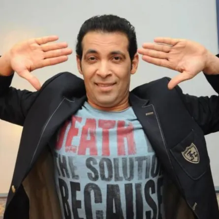 بالفيديو: سعد الصغير يؤدي مناسك العمرة ويدعو لشعبان عبد الرحيم أمام الكعبة