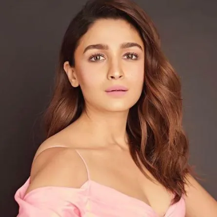 عليا بهات المرأة الآسيوية الأكثر إثارة لعام 2019