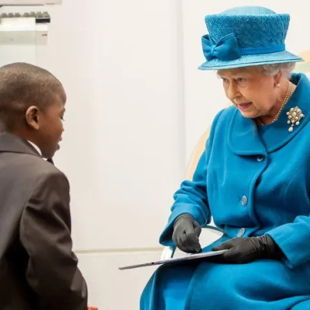 ملكة بريطانيا إليزابيث الثانية تبحث عن مدرس تواصل اجتماعي