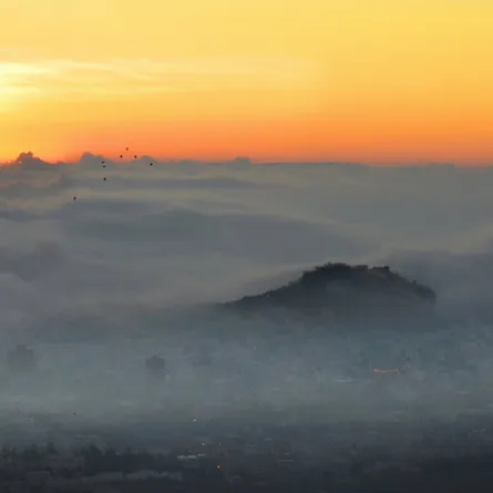 فوتوغرافي يوثق جماليات جبل ذرة وسط مدينة أبها