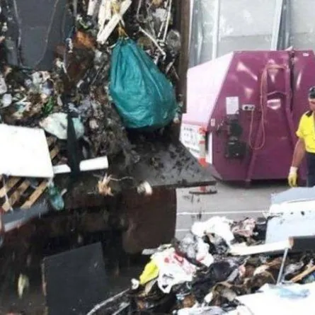 من أجل كنز ثمين... أسترالي وزوجته يفحصان 30 طنًّا من القمامة