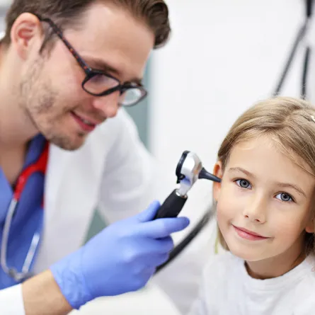 دراسة أميركية تحذر من خطورة هز رأس الطفل لإخراج الماء من أذنيه