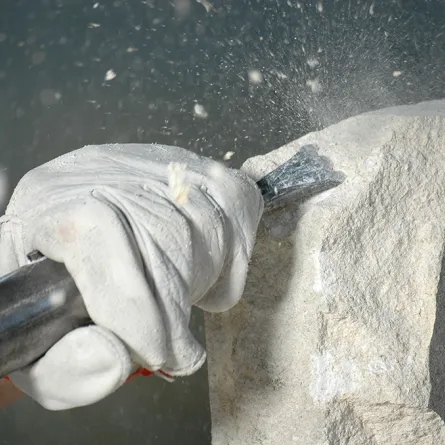 نحات سعودي يحول الأحجار إلى أدوات للطهي باحترافية عالية