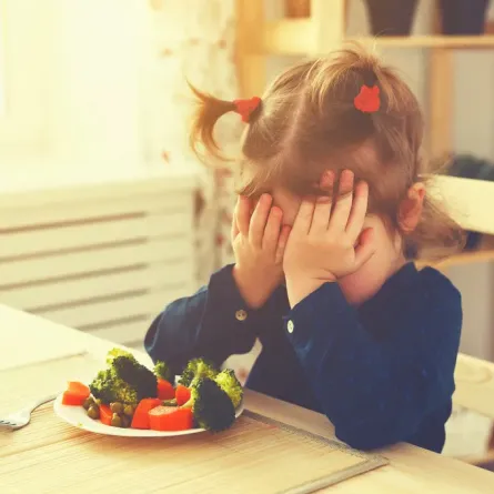 تظاهر الطفل بالغثيان والقيء وترجيع الطعام والأسباب النفسية