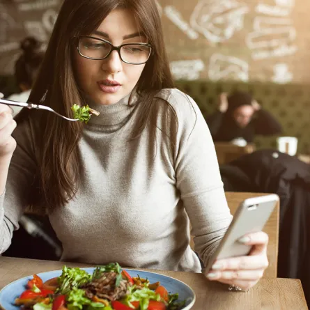 للشباب والبنات.. السوشيال ميديا تسبب الشراهة أو فقدان الشهية