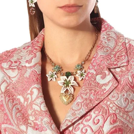 سلاسل مزينة بأحجار كريمة مبهرة