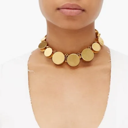 القلائد الضيقة على الرقبة..مجوهرات لا غنى عنها