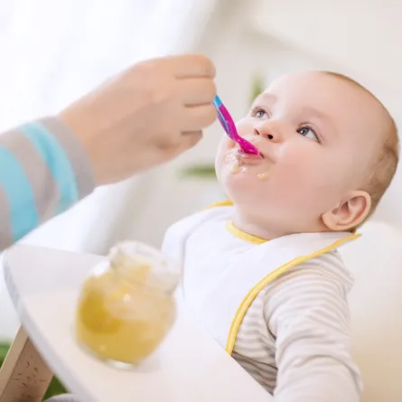 الأطعمة المناسبة للطفل في عامه الأول