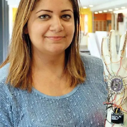 السعودية هديل أيوب تبتكر قفازاً ذكياً يترجم لغة الإشارة 