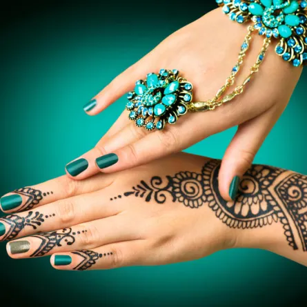 نقش الحناء في المنزل ونصائح ليدوم طويلاً