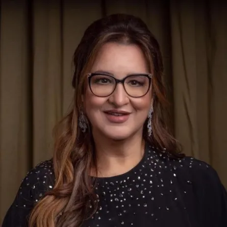 عزيزة جلال تعود بحفل في العلا يعوض سنوات الغياب