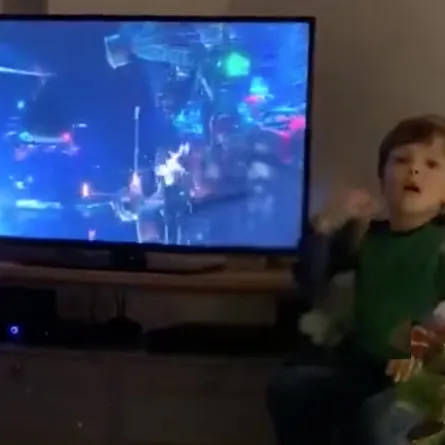 فيديو لطفل يترجم فيلماً كاملاً بلغة الإشارة لوالديه الأصمين