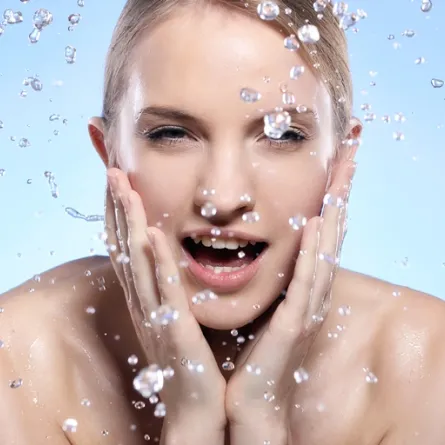 أضرار عدم غسل الوجه على البشرة  