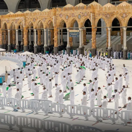 (25) مساراً للطواف و(4) لكبار السن والأشخاص ذوي الإعاقة خدمة لهم 