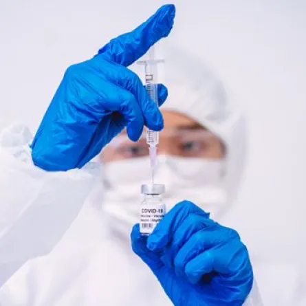 استشاري: الجرعة الثالثة من لقاح كورونا ضرورية لتعزيز فعاليته