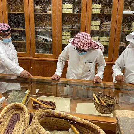 دارة الملك عبدالعزيز تحصل على وثائق عمرها أكثر من 100 عام "الصورة من الحساب الرسمي لواس"
