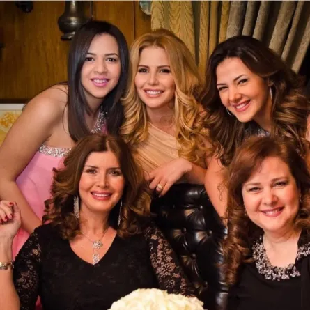 دلال عبد العزيز وابنتاها دنيا وإيمي سمير غانم وميرفت أمين ومنة حسين فهمي- الصورة من حساب منة على إنستغرام