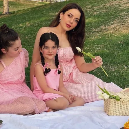 زينب فياض برفقة ابنتيها.. الصورة من حسابها على انستغرام 