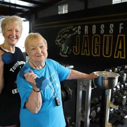 عجوز تدخل موسوعة غينيس كأكبر رافعة أثقال