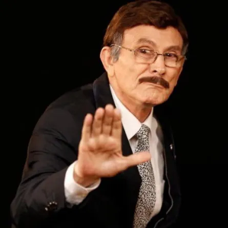 محمد صبحي في مسرحيته الجديدة نجوم الظهر.. الصورة من حسابه الرسمي على فسيبوك