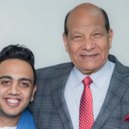 مدير مسرح مصر الراحل برفقة أوس أوس - الصورة من حساب أوس أوس في إنستقرام