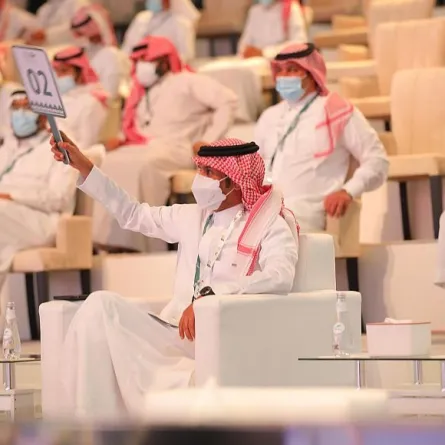  مزاد قوي للفوز بصقر سعره 64 ألف ريال في المزاد الدولي لمزارع إنتاج الصقور  "الصورة من الحساب الرسمي لواس"