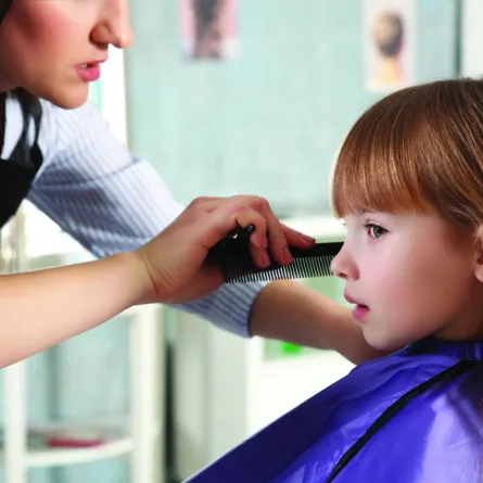 يمكن تطبيق عدة قصات للشعر القصير لطفلتك.