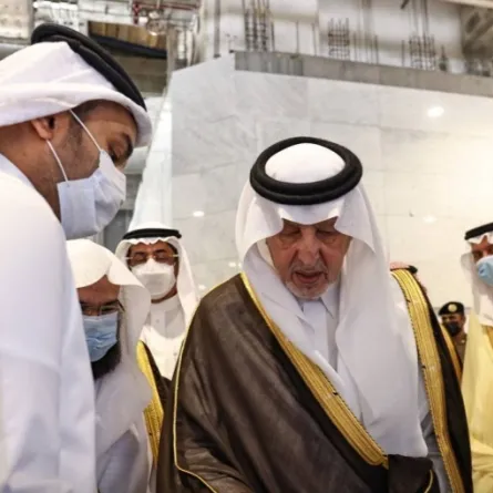 أمير منطقة مكة المكرمة يدشن معرضا رقميا بست لغات لأدوات غسل الكعبة المشرفة